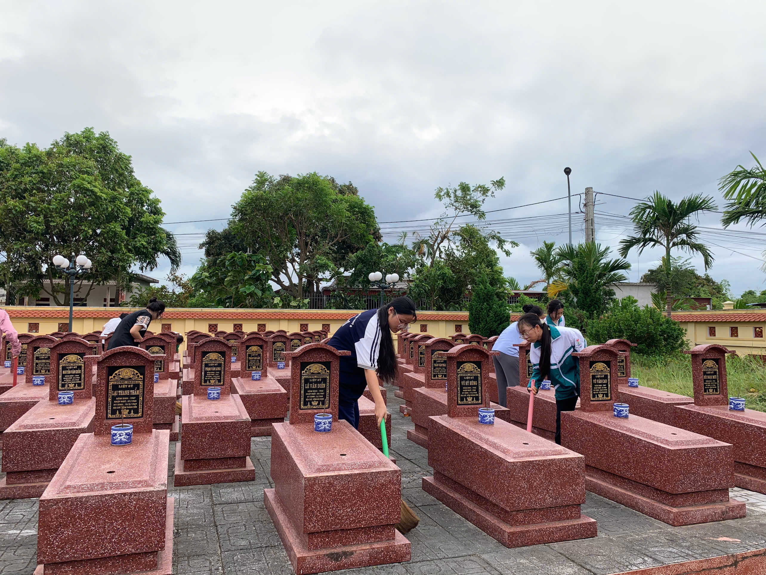 Đoàn thanh niên cộng sản Hồ Chí Minh xã Giao Bình tổ chức ra quân tổng dọn vệ sinh, chăm sóc cảnh quan tại Nghĩa trang liệt sỹ xã nhà nhân dịp kỷ niệm 78 năm ngày Thương binh - Liệt sỹ (27/7/1947 - 27/7/2025).