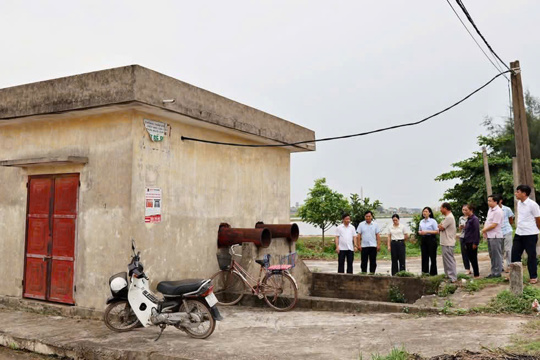Các đồng chí lãnh đạo xã Giao Bình đi kiểm tra việc gieo cấy lúa Mùa và công tác phòng chống lụt bão năm 2025.  