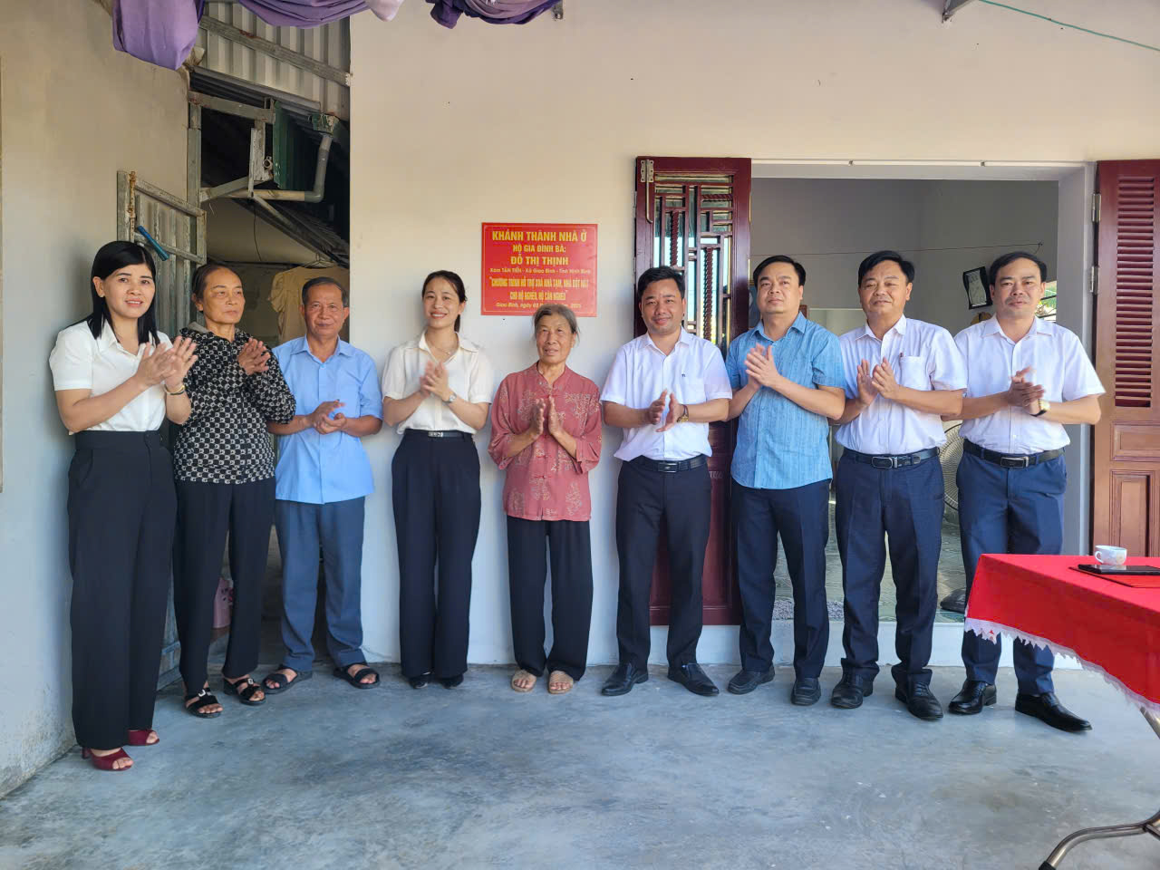 Đồng Chí Nguyễn Văn Ba – Phó bí thư Đảng ủy, Chủ tịch UBND xã, Trưởng đoàn bàn giao nhà Đại đoàn kết bà Đỗ Thị Thịnh; xóm Tân Tiến, xã Giao Bình.