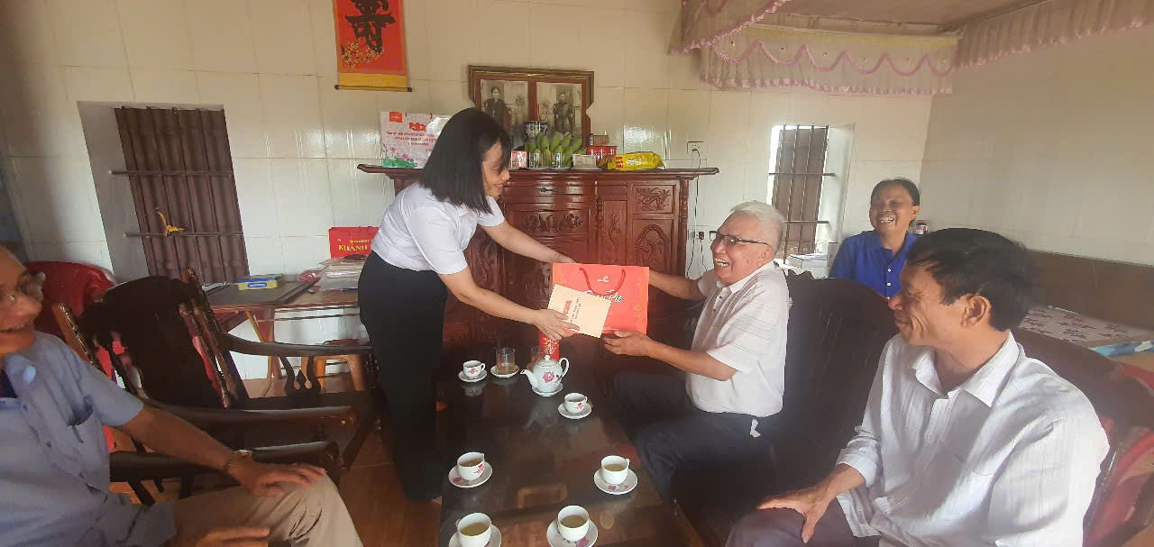 Đồng chí Trần Thị Ngát - Bí thư Đảng ủy - Chủ tịch HĐND xã Giao Bình thăm, tặng quà các đối tượng chính sách nhân dịp kỷ niệm 78 năm Ngày Thương binh – Liệt sỹ (27/7/1947 – 27/7/2025)
