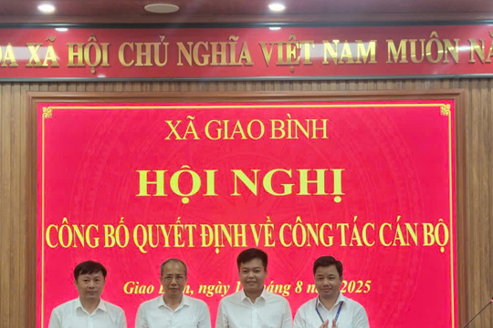 Uỷ ban nhân dân xã Giao Bình tổ chức Hội nghị công bố quyết định về công tác cán bộ. 