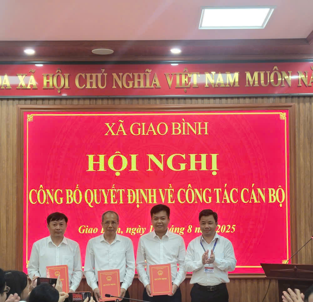 Uỷ ban nhân dân xã Giao Bình tổ chức Hội nghị công bố quyết định về công tác cán bộ. 