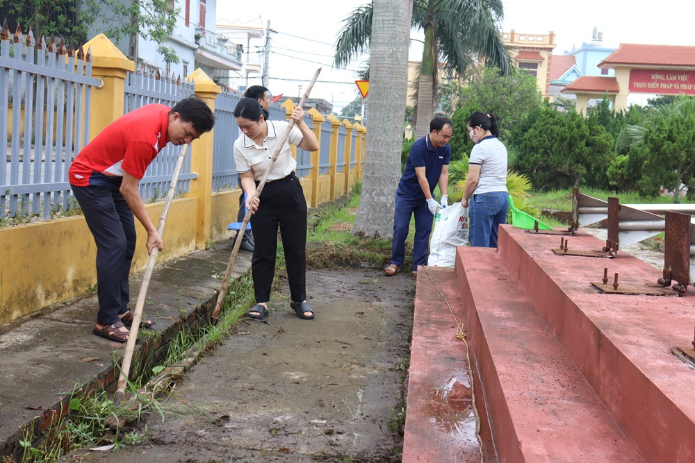 Cán bộ, công chức, giáo viên, học sinh và nhân dân xã Giao Bình ra quân tổng dọn vệ sinh môi trường nhân kỷ niệm 78 năm ngày TBLS 27/7