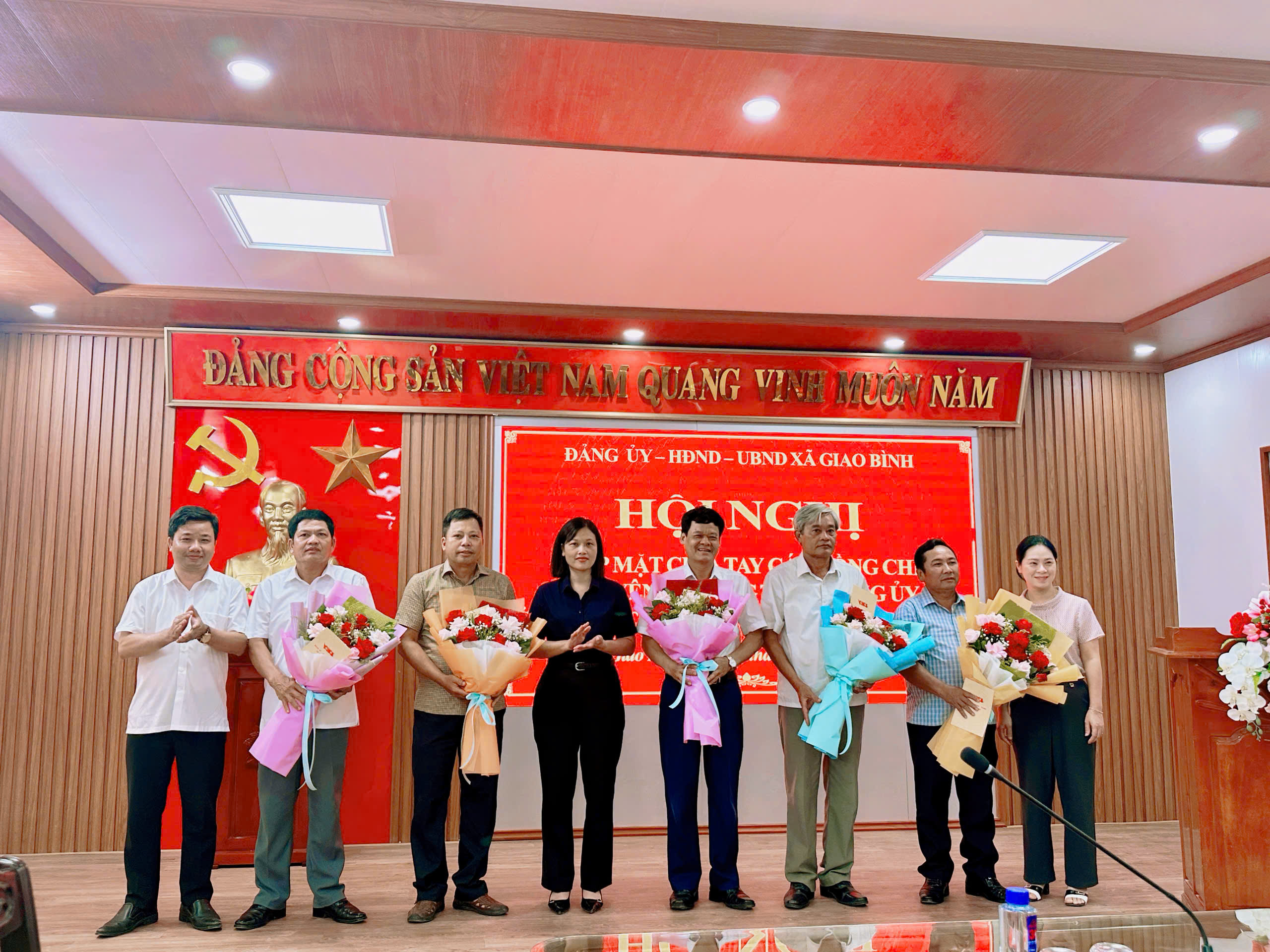 Đảng uỷ - HĐND - UBND - UBMTTQ xã Giao Bình tổ chức gặp mặt, chia tay các đồng chí Nguyên thường trực Đảng uỷ; Uỷ viên Ban Thường vụ đảng uỷ; Lãnh đạo UBND xã.